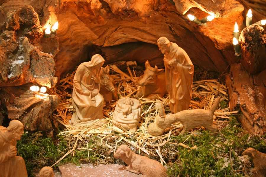 Hang đá Noel mô tả được đúng cuộc sống cơ cực khi chúa Giêsu ra đời.
