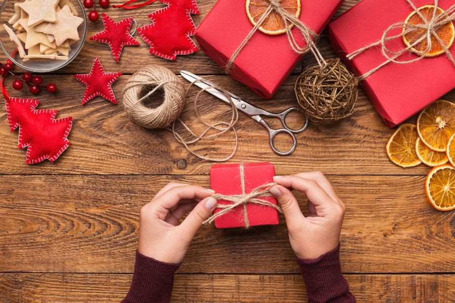 Hộp quà Noel tông màu đỏ may mắn, sử dụng dây dù đơn giản.