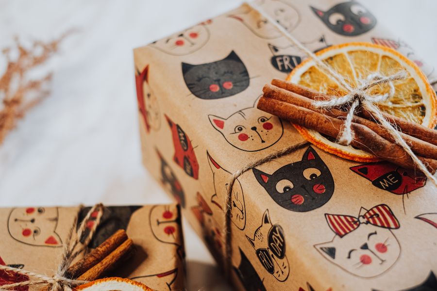 Trang trí hộp quà Noel bằng cam sấy, quế thơm nhẹ nhàng đầy cuốn hút.