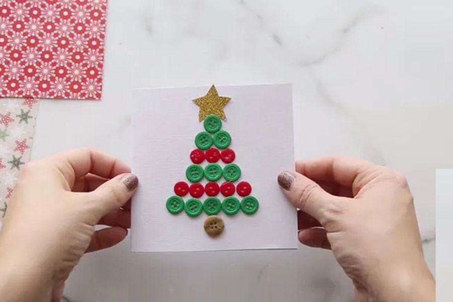 Làm thiệp Giáng Sinh bằng cúc áo đơn giản với hình cây thông.