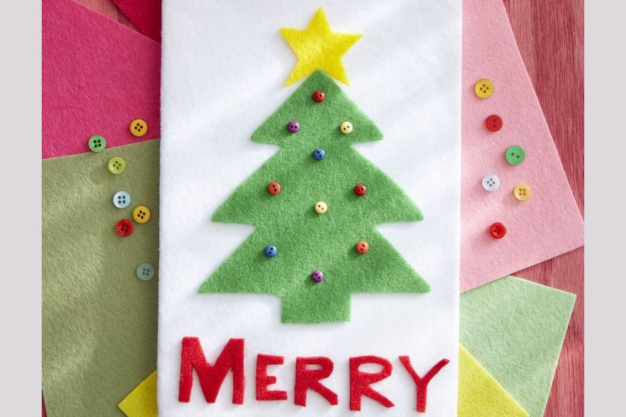Mẫu thiệp cây thông Giáng Sinh 3 tầng 3D bằng vải nỉ và khuy áo độc đáo.