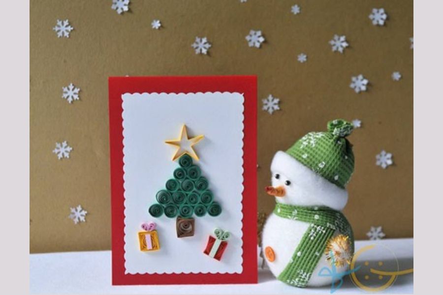 Mẫu thiệp cây thông Noel, hộp quà được làm tỉ mỉ, đẹp mắt từ giấy cuộn nhỏ.