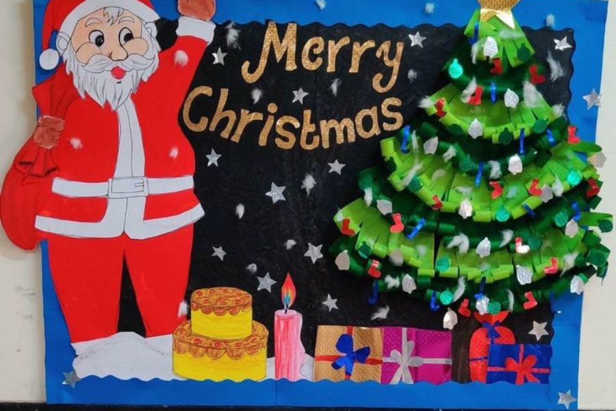 Kết hợp cắt dán giấy màu và vẽ trang trí để có khung ảnh Noel đặc biệt.