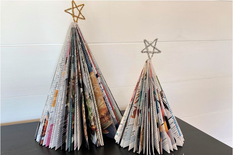 Trang trí cây thông Noel từ giấy báo và tạp chí cũ.