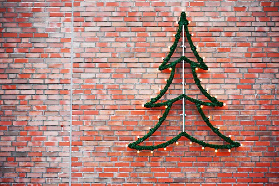 Trang trí cây thông Noel treo tường bằng dây kim tuyến và đèn led.