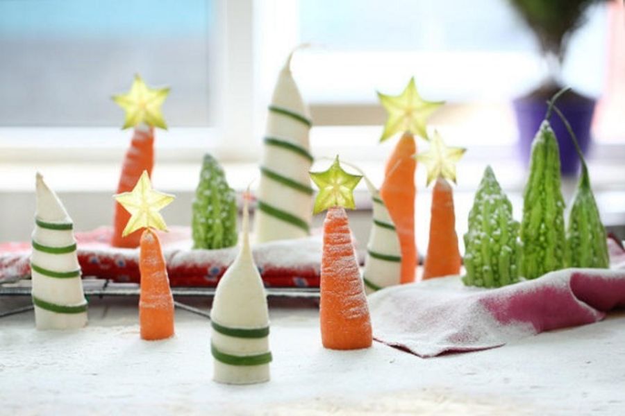 Trang trí Giáng Sinh từ củ cải, cà rốt và trái khế, rất đơn giản và đẹp mắt.