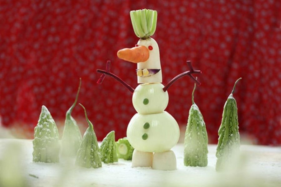 Người tuyết được tạo hình sáng tạo từ củ cải trắng, cà rốt và hành tây.
