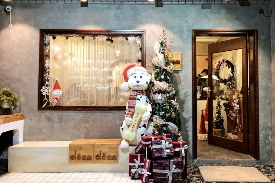 Trang trí Noel cho cửa hàng với cây thông, quà tặng và mô hình chó đốm đáng yêu.