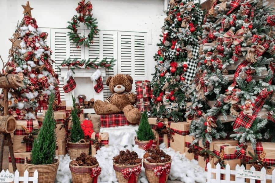 Trang trí Noel cho cửa hàng tỉ mỉ đến từng chi tiết tạo nên một không gian độc đáo và hấp dẫn.