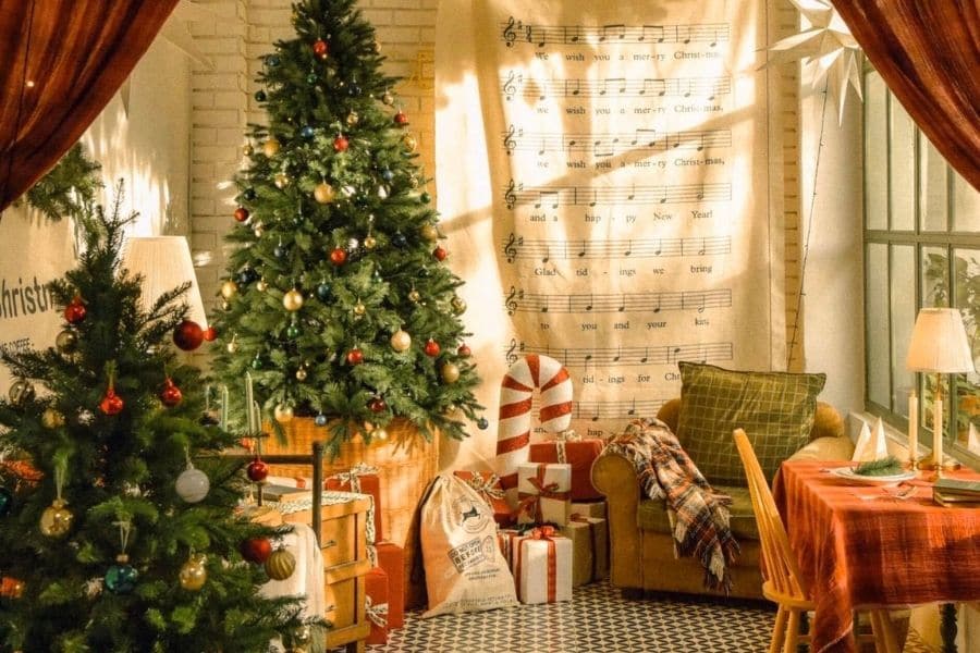 Cây thông Noel kết hợp cùng những món phụ kiện được trang trí đẹp mắt là điểm nhấn chính của cửa hàng.