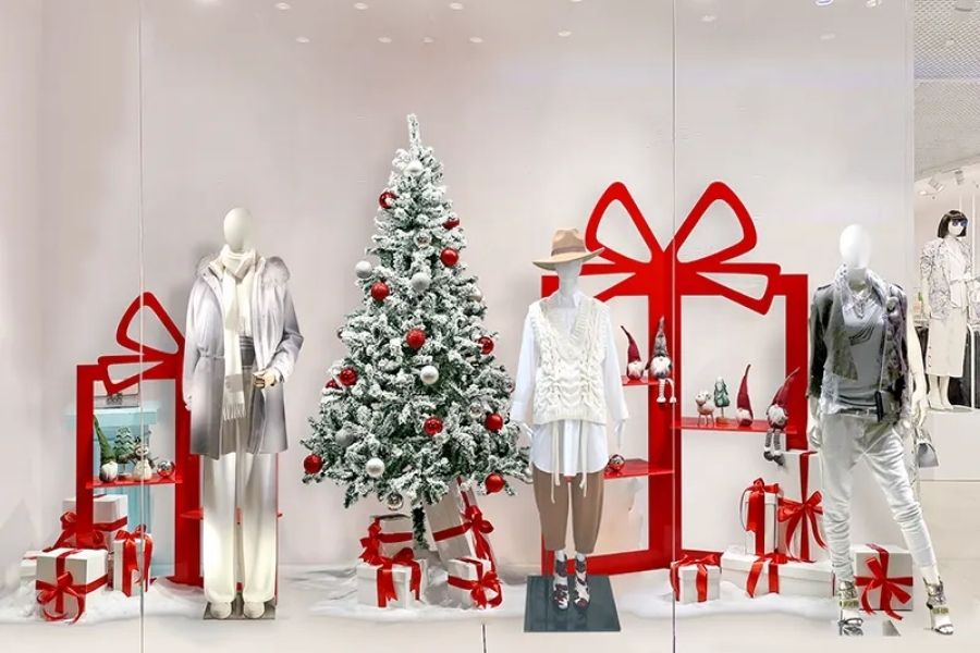 Hòa mình vào không khí Giáng Sinh với những món đồ trang trí Noel cho cửa hàng quần áo đẹp lung linh.