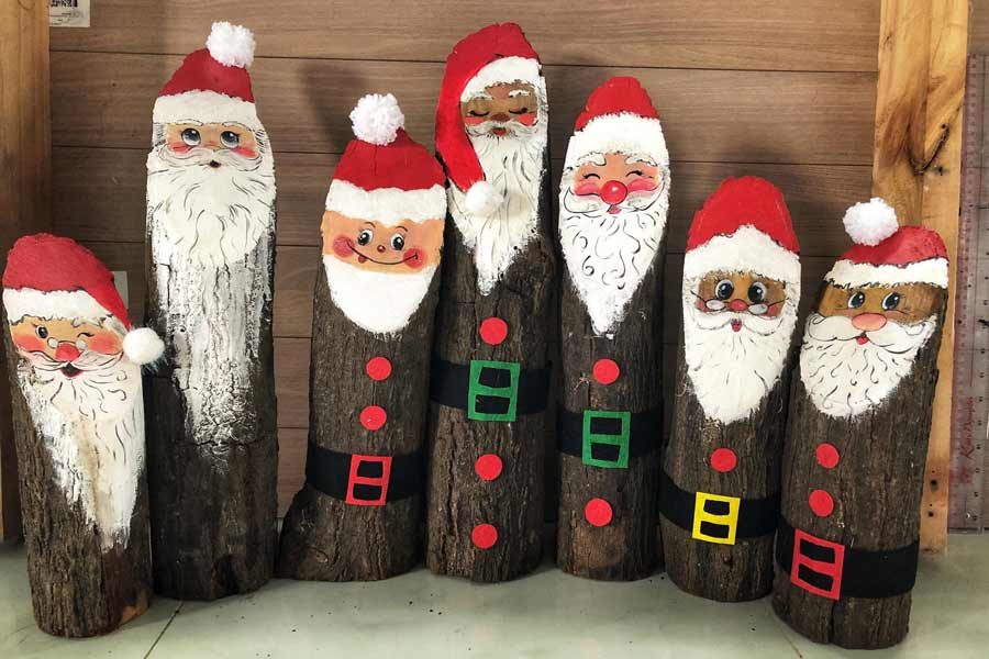 Bạn cũng có thể tạo nên ông già Noel với những khúc gỗ lớn.