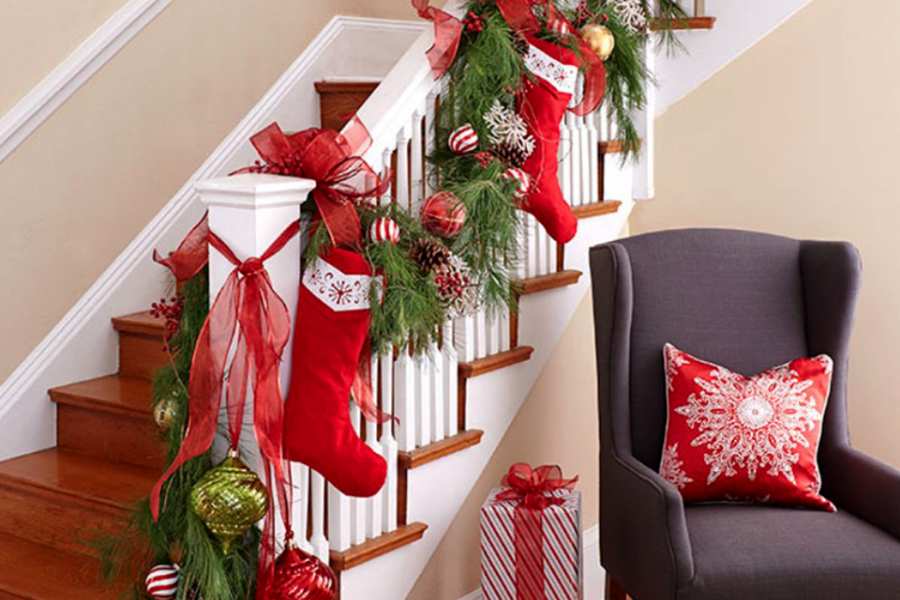 Ý tưởng trang trí Noel tại nhà cho khu vực cầu thang với những chiếc ủng với trái châu bắt mắt.