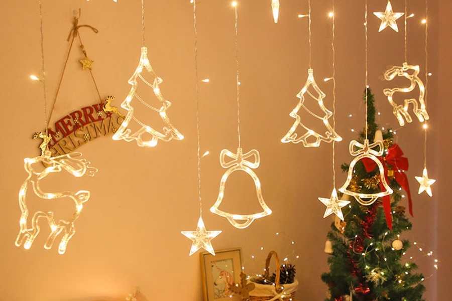Gia chủ yêu thích sự cầu kỳ và lấp lánh có thể treo thêm các dây đèn led với các họa tiết Noel xung quanh nhà ở.