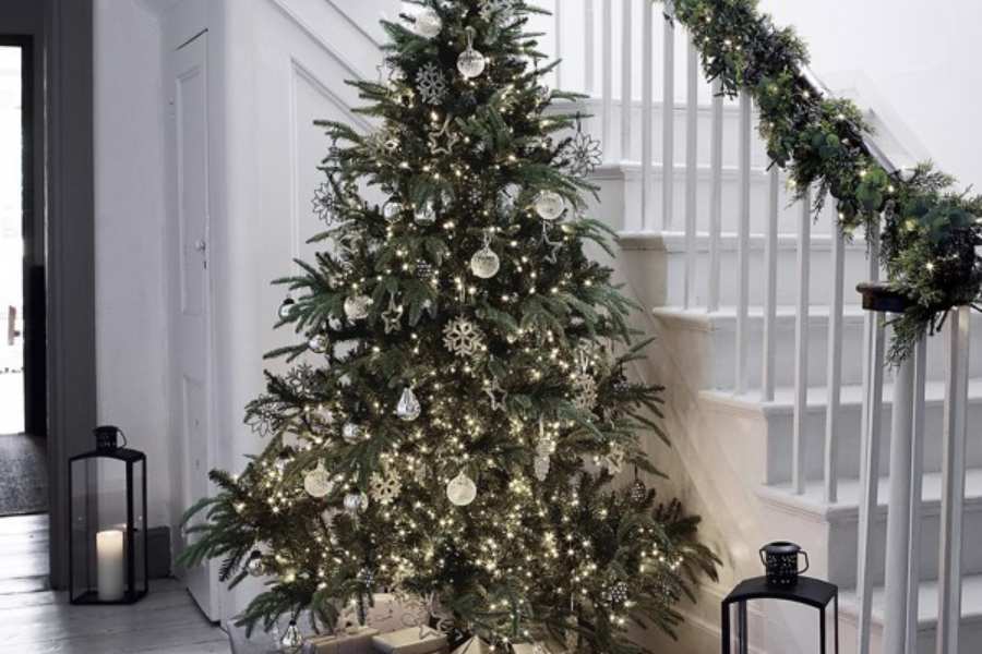 Đặt cây thông Noel tại dưới chân cầu thang cũng là một cách trang trí tại nhà được nhiều gia chủ áp dụng hiện nay.