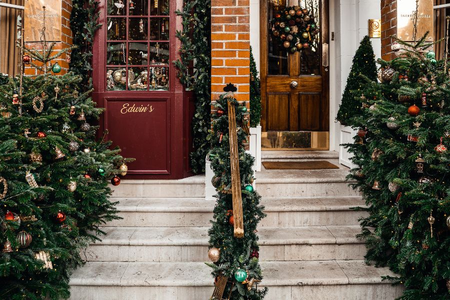 Hình ảnh cửa kính và cầu thang được trang trí với cây thông Noel vô cùng đẹp mắt.