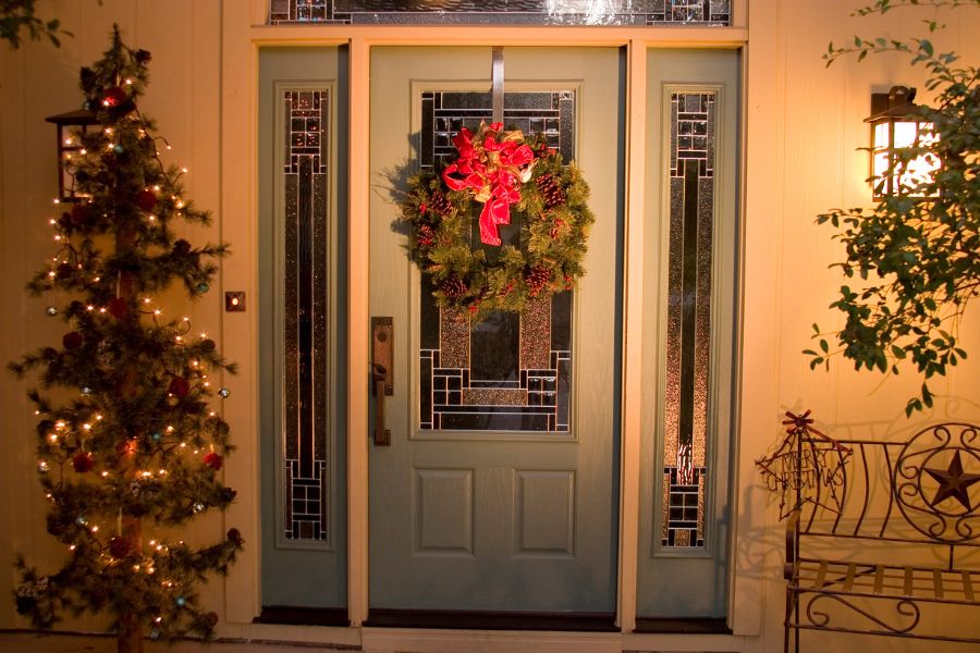 Hình ảnh cửa nhà và vòng hoa làm bằng cây thông Noel rất được ưa thích.