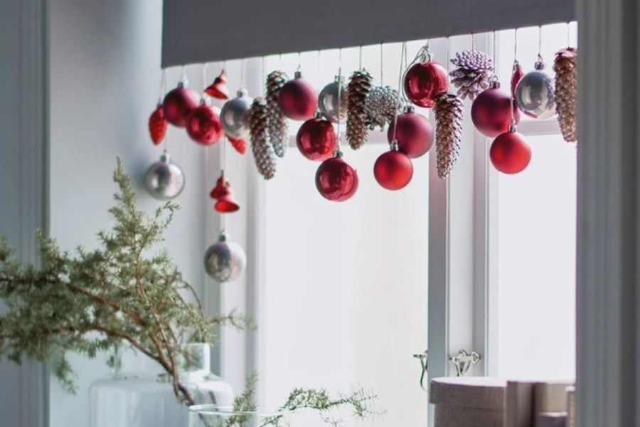 Trang trí cửa sổ phòng ngủ tràn ngập sắc màu và phụ kiện Giáng Sinh.