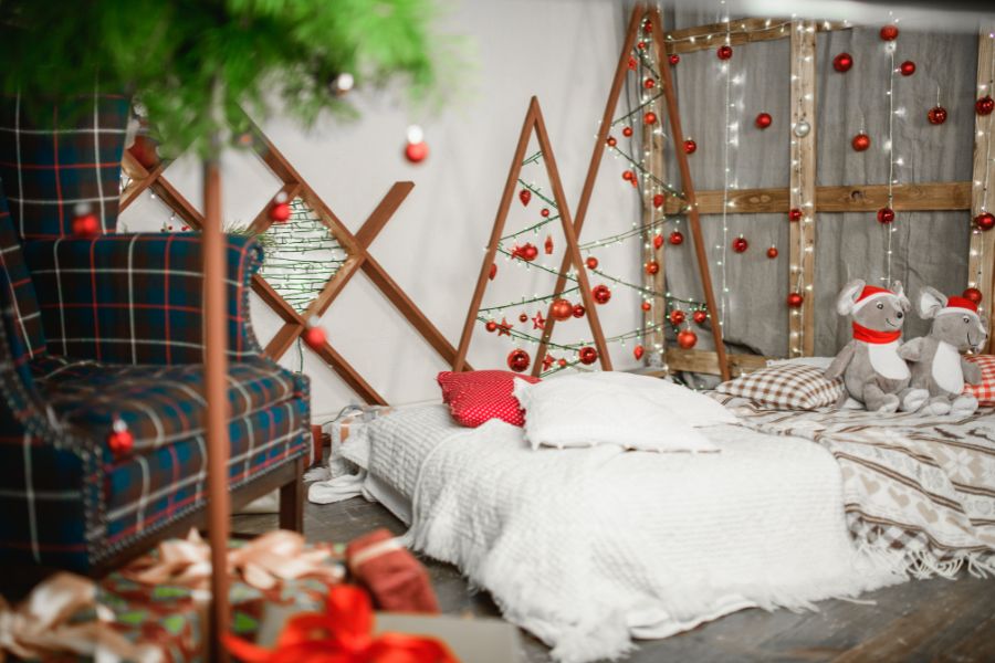 Trang trí phòng ngủ ấn tượng hơn với cây thông Noel được làm từ khung gỗ và phụ kiện trái châu, đèn led ấm áp.