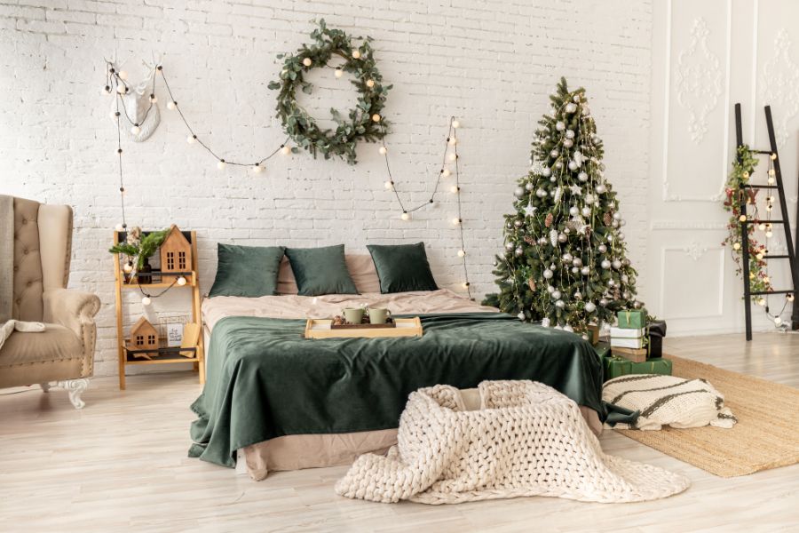 Cây thông, vòng lá vọng và đèn led thường là những món đồ được yêu thích khi trang trí phòng ngủ cho mùa Noel.