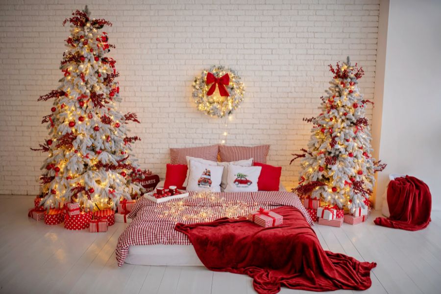 Cách trang trí phòng ngủ Giáng Sinh với màu đỏ rực rỡ tạo nên không gian ấm cúng cho mùa Giáng Sinh.