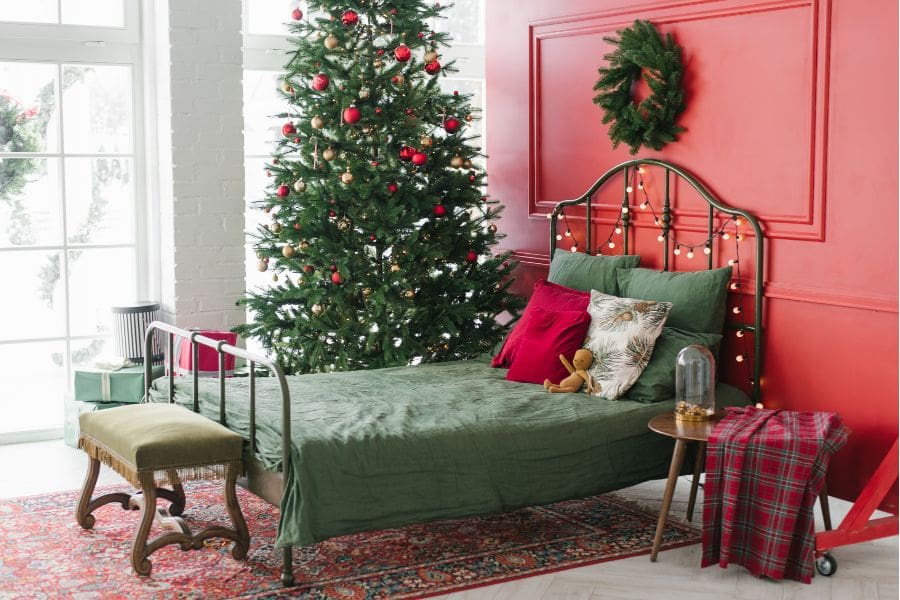 Phòng ngủ trở thành điểm nhấn rực rỡ trong ngày lễ Giáng Sinh cách trang trí đầy màu sắc.