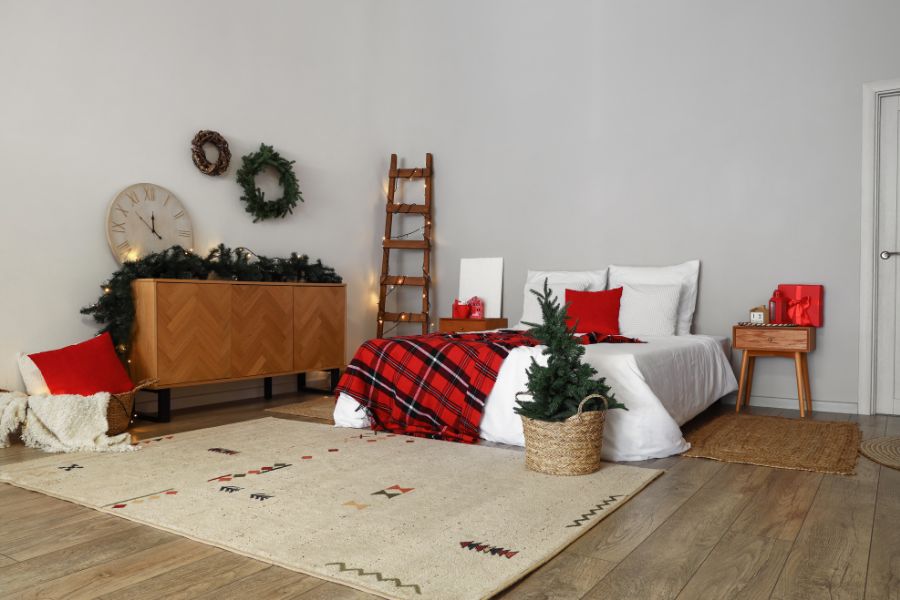 Mẫu trang trí phòng ngủ Giáng Sinh đơn giản với tông màu chủ đạo đỏ, xanh, trắng và vàng.