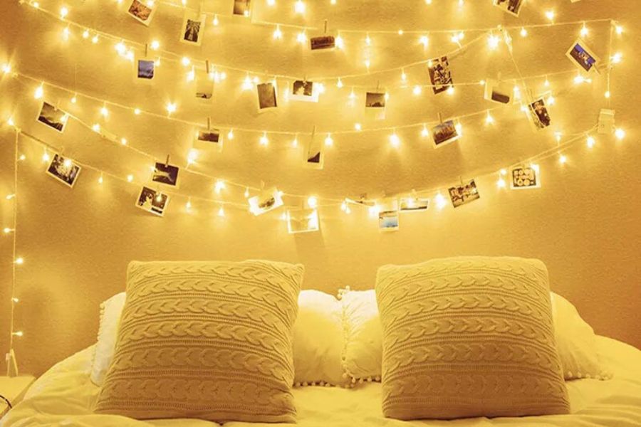 Chỉ cần những dây đèn led lung linh và ảnh kỷ niệm cũng là ý tưởng cách trang trí phòng ngủ Giáng Sinh.