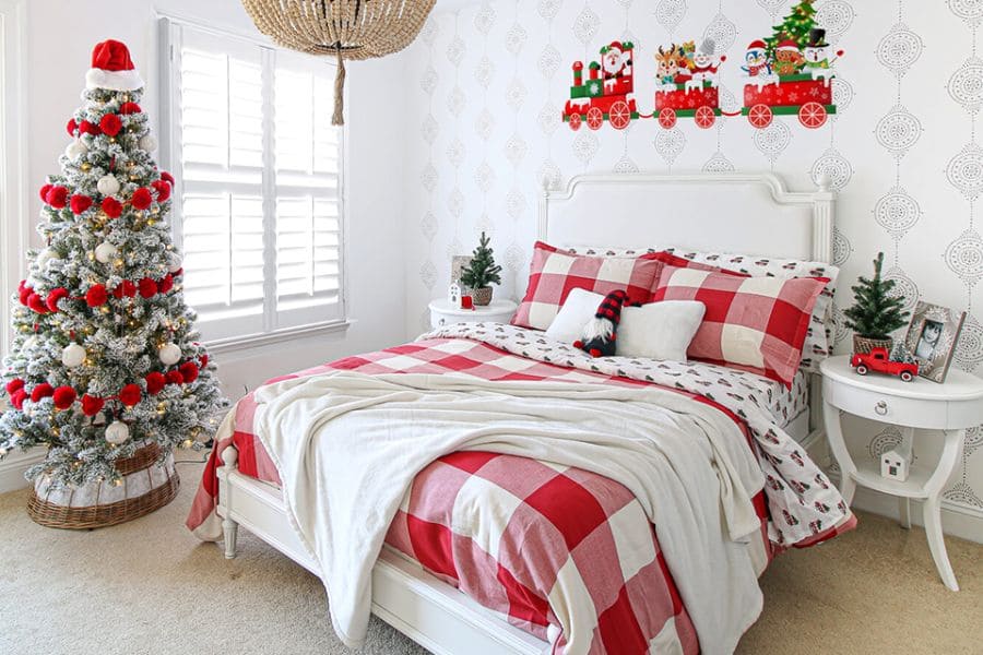 Trang trí không khí Giáng Sinh ấm áp cho phòng ngủ bằng cây thông Noel, decal dán tường cùng bộ ga giường cùng màu trắng đỏ.