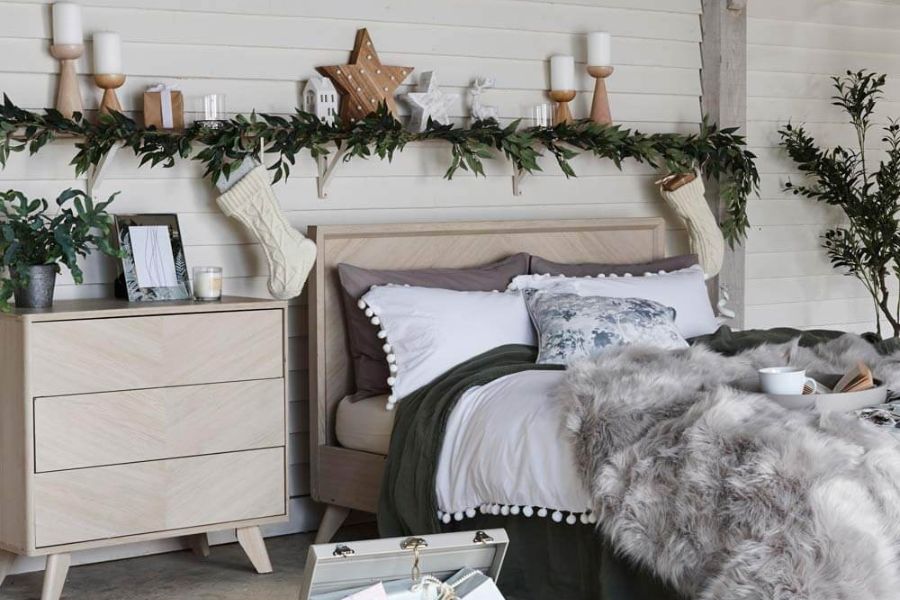 Phòng ngủ được thiết kế đậm chất Giáng Sinh.
