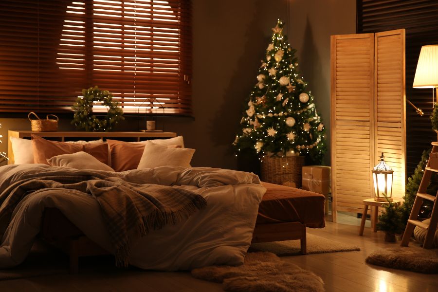 Ánh đèn vàng dịu dàng kết hợp cùng cây thông đặt góc phòng tạo nên không gian Giáng Sinh tuyệt vời.