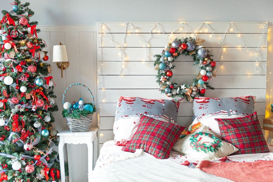 Bắt kịp xu hướng với cách trang trí phòng ngủ Giáng Sinh bằng cây thông và vòng lá vọng đẹp mắt, độc đáo.