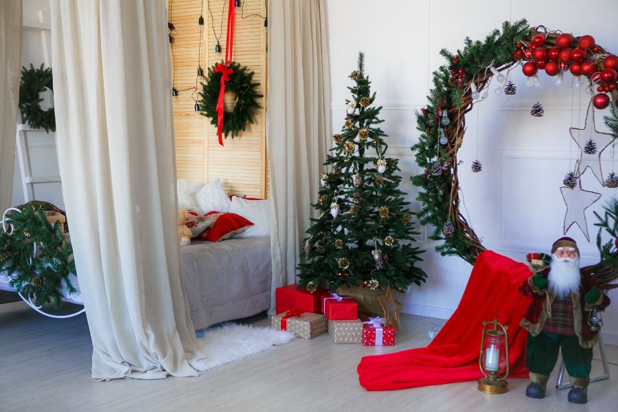 Góc phòng ngủ sẽ lung linh, độc đáo hơn khi trang trí với mô hình ông già Noel và vòng lá vọng.