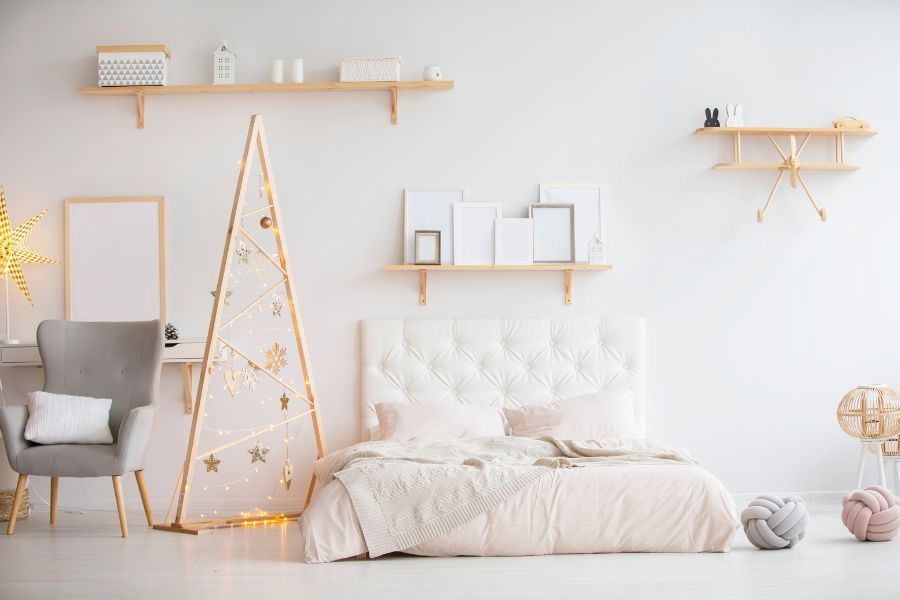 Ý tưởng trang trí phòng ngủ bằng khung hình ảnh và cây thông Noel từ khung gỗ đơn giản nhưng siêu đẹp.