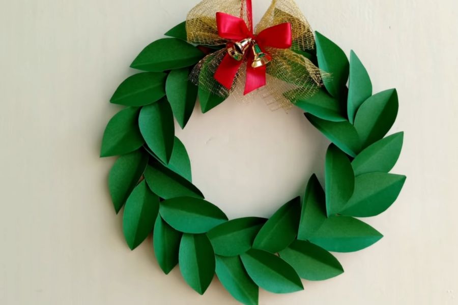 Cách làm vòng nguyệt quế Noel đơn giản với giấy màu xanh lá.