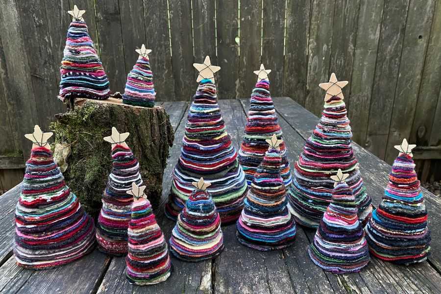 Cây thông Noel được tái chế từ các cuộn len nhiều màu sắc.