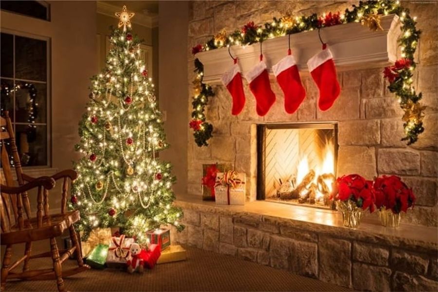 Trang trí cây thông Noel và lò sưởi tại phòng khách.