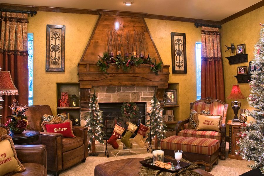 Phòng khách được trang trí Noel theo phong cách giản dị.