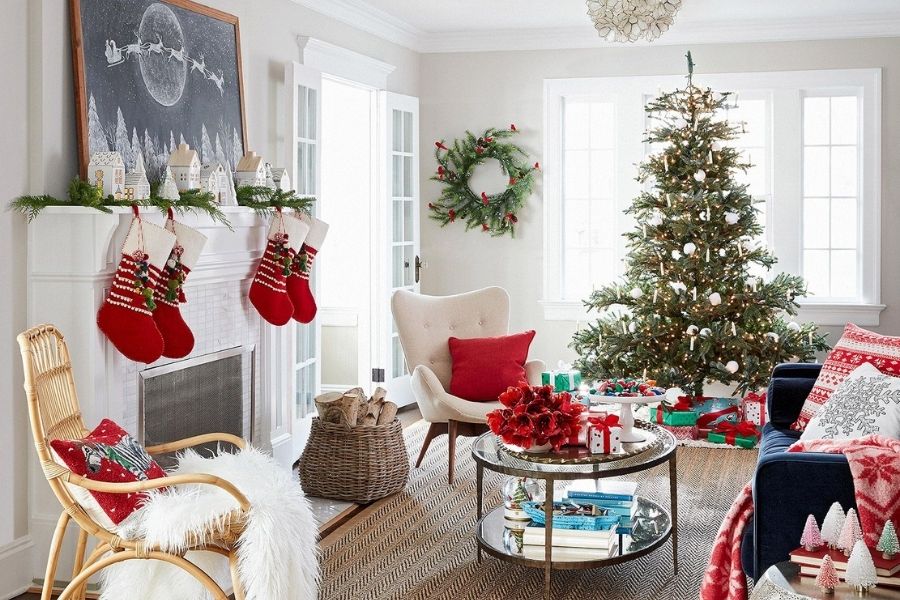 Ý tưởng trang trí phòng khách Giáng Sinh có sự phối hợp giữa đỏ với trắng.