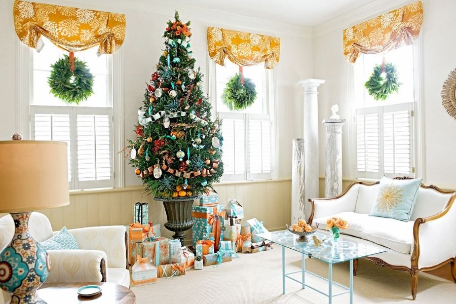 Phòng khách được trang trí Noel với tông màu trắng sáng.