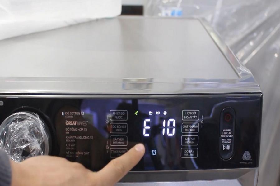 Xuất hiện lỗi E10 máy giặt Toshiba khiến máy giặt không thể tiếp tục quá trình giặt.