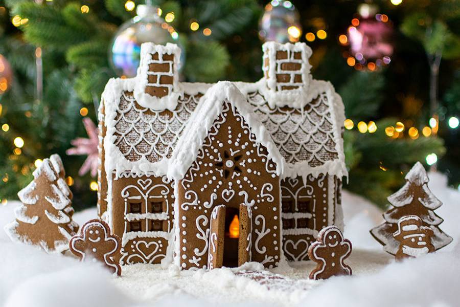 Thiết kế ngôi nhà Giáng Sinh thú vị và đẹp mắt từ bìa giấy cứng và dùng bông gòn làm tuyết.
