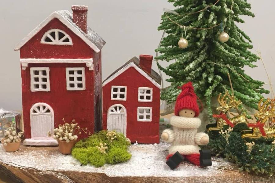 Mẫu ngôi nhà Giáng Sinh màu đỏ nổi bật làm từ bìa carton và các đồ decor Giáng Sinh.