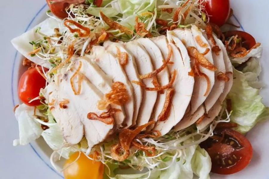 Salad ức gà tăng cường sức khỏe làn da và tiêu hóa.