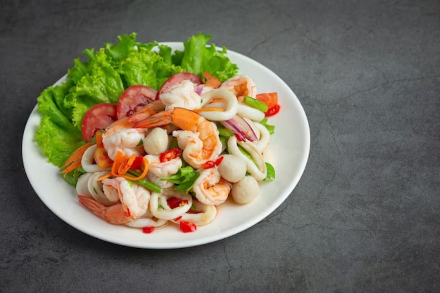 Món salad tôm rau củ giúp giảm cân.
