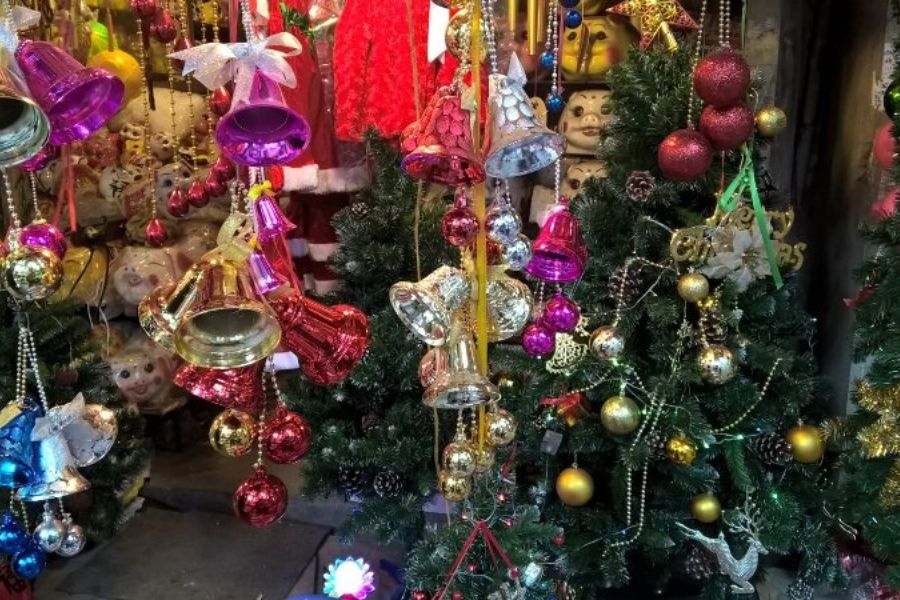 Chợ Đại Quang Minh là chợ đầu mối lớn nhất chuyên bán sỉ các phụ kiện trang trí Noel.