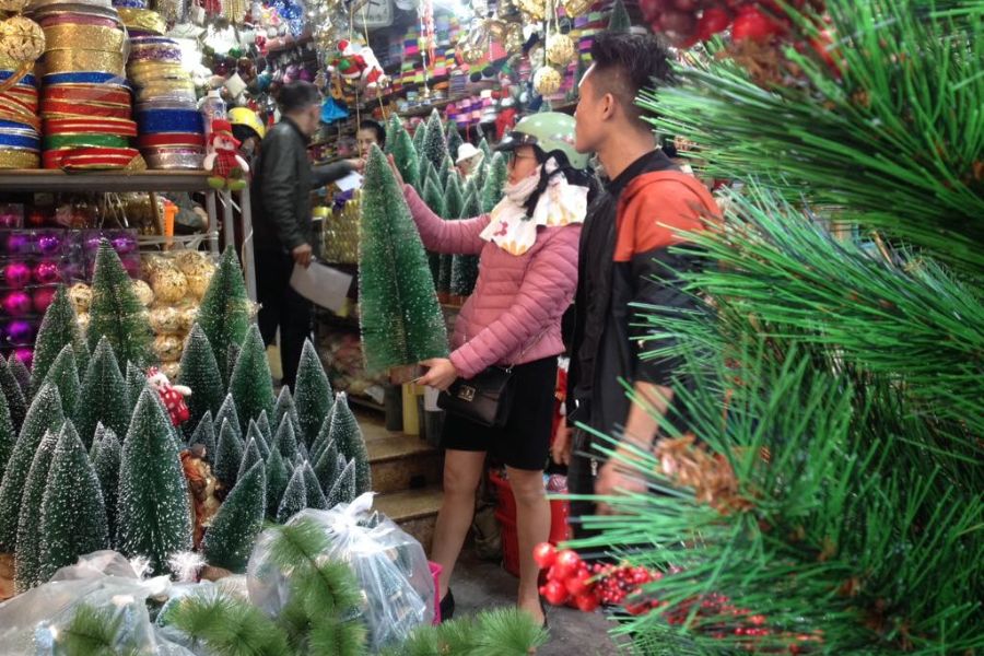 Nếu bạn muốn tìm mua đồ trang trí Giáng Sinh số lượng lớn, giá rẻ hãy ghé các sạp hàng tại Chợ Lớn quận 5.