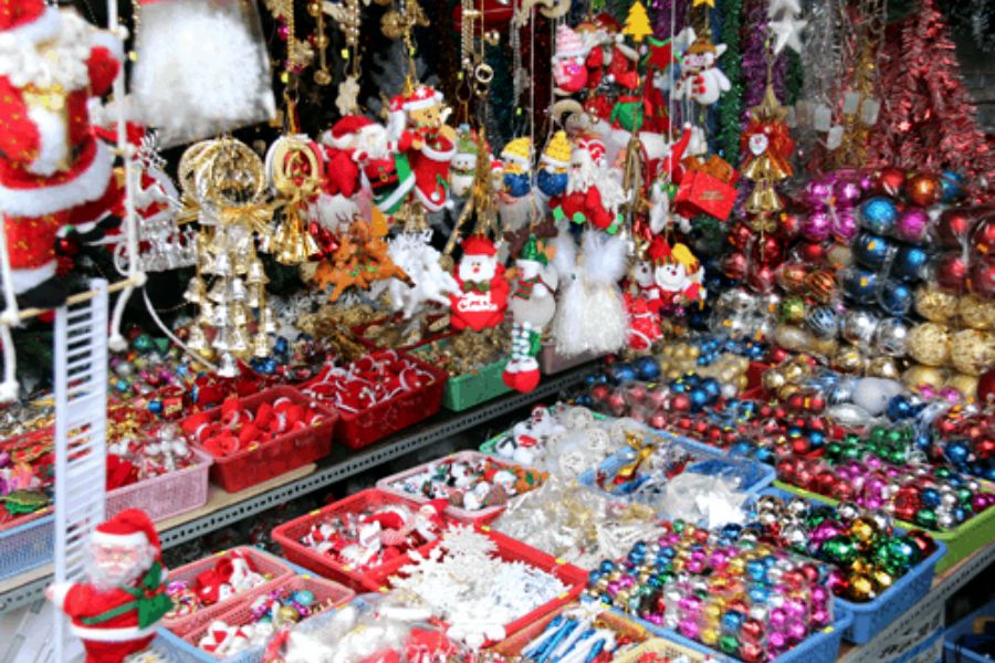 Chuông Noel được bán với mức giá khoảng từ 15.000 đến 20.000 đồng với nhiều màu sắc, mẫu mã.