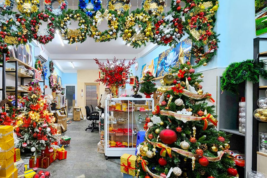 Lala Shop là cửa hàng có uy tín lâu năm tại Sài Gòn, chuyên cung cấp phụ kiện trang trí Giáng Sinh cả sỉ và lẻ.