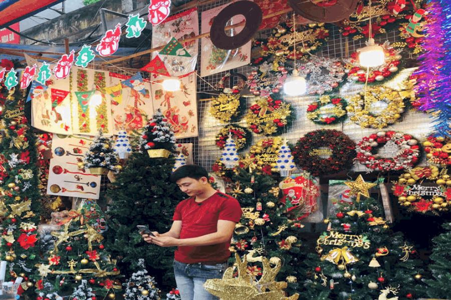 Shop Thu Thủy cũng có đa dạng sản phẩm đồ trang trí Giáng Sinh như các cửa hàng truyền thống khác.